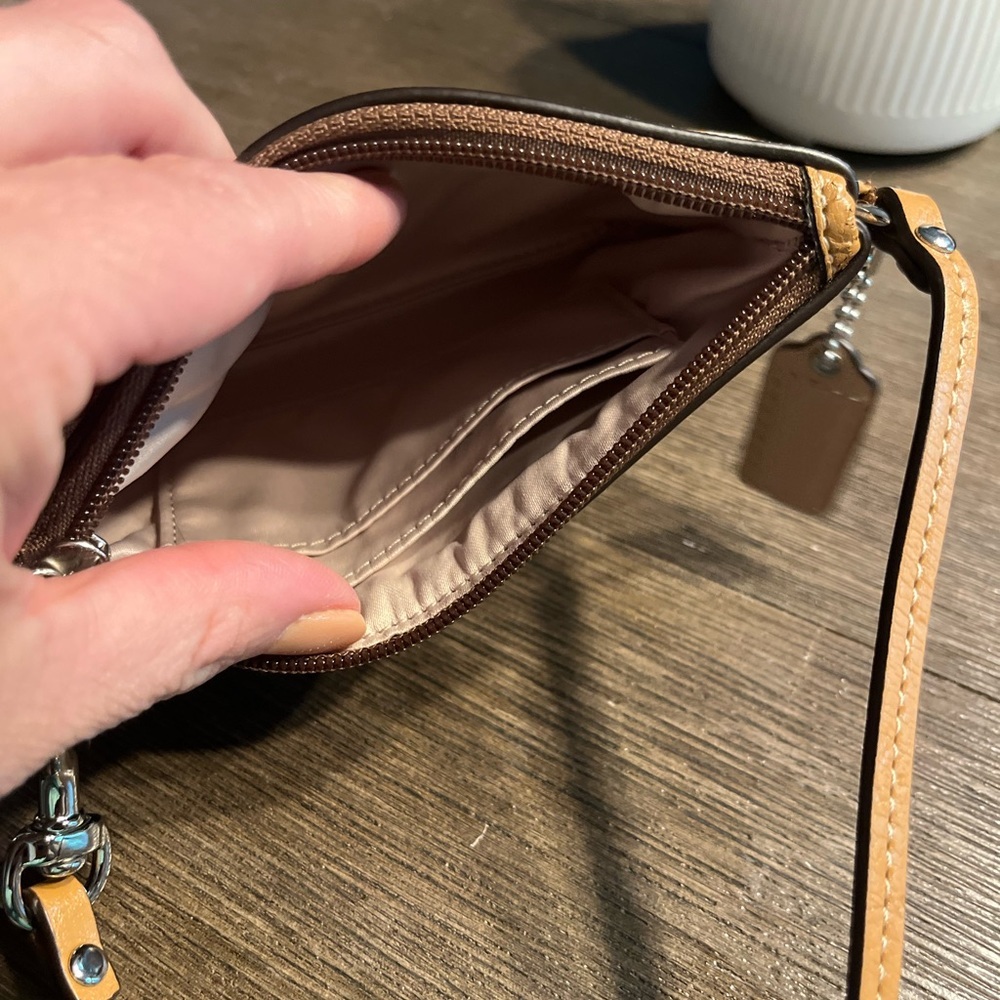 Cute! Coach Wristlet - Picture 3 of 12
